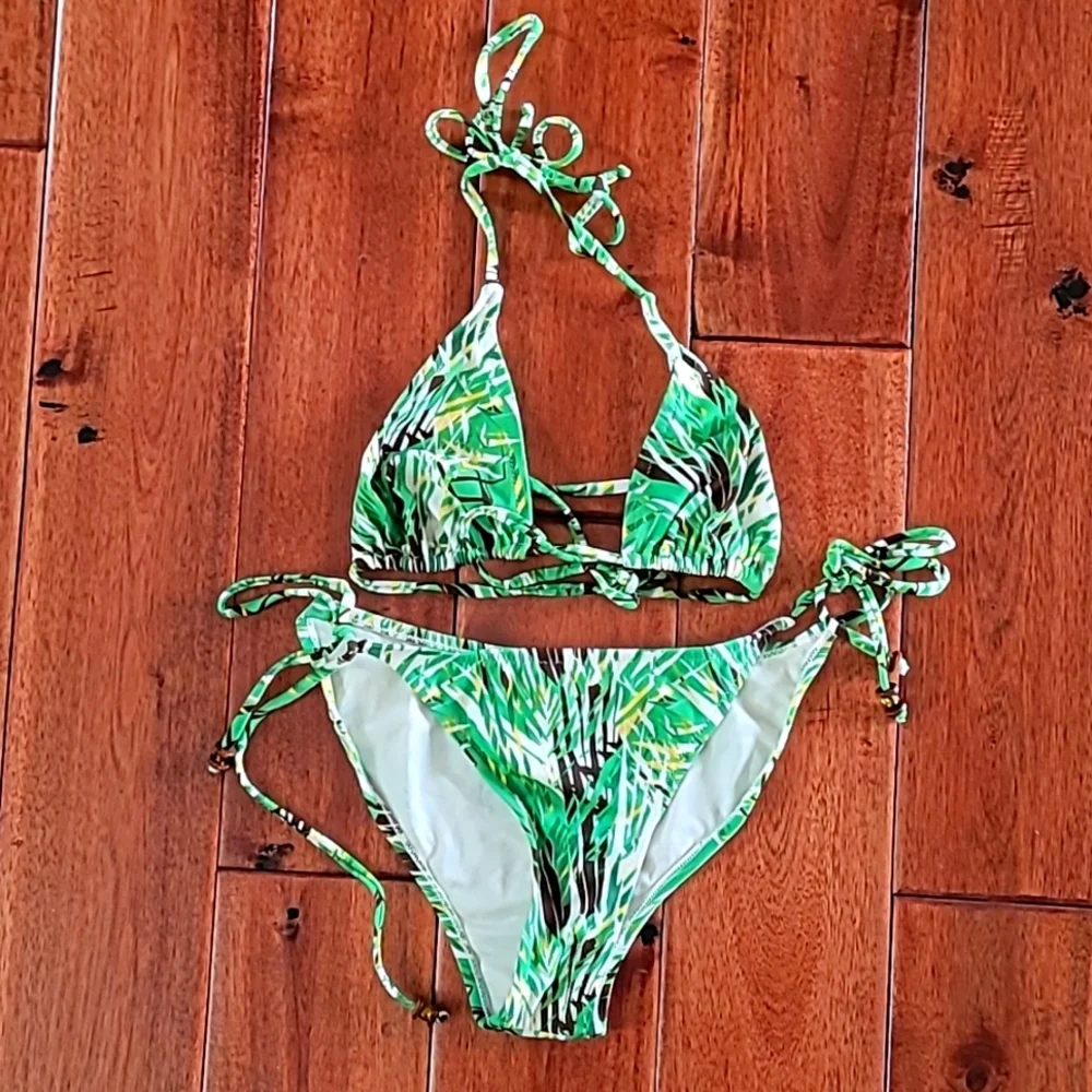 Bikini - Picture 1 of 3